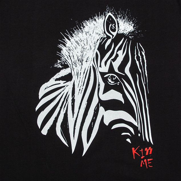 Майка женская «Арт-рокстар. Kiss Me», черная с логотипом в Балашихе заказать по выгодной цене в кибермаркете AvroraStore