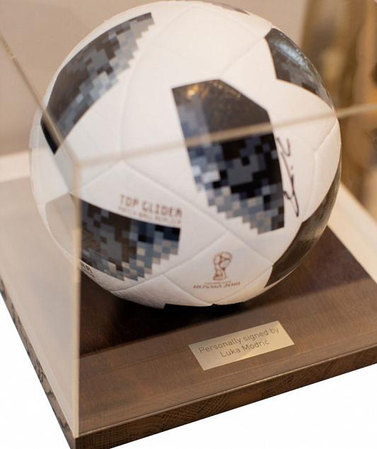Футбольный мяч с автографом Луки Модрича с логотипом в Балашихе заказать по выгодной цене в кибермаркете AvroraStore