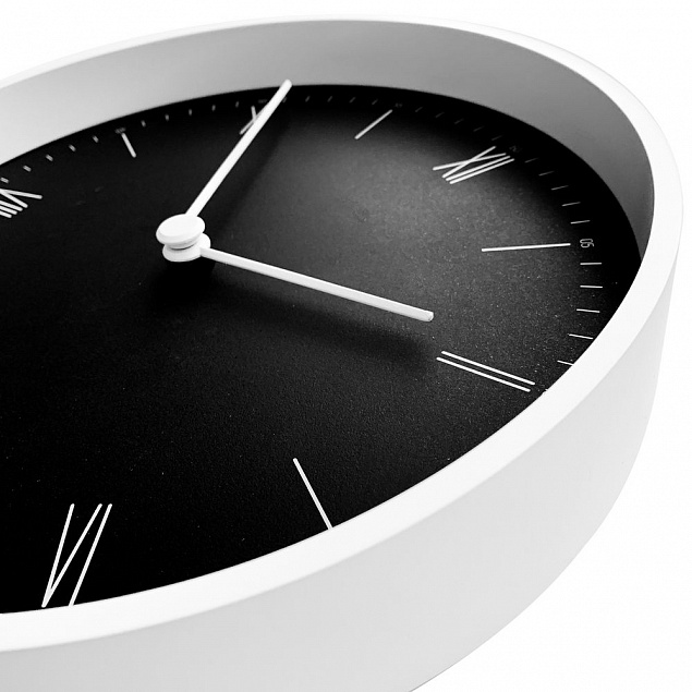 Часы настенные Arro, черные с белым с логотипом в Балашихе заказать по выгодной цене в кибермаркете AvroraStore