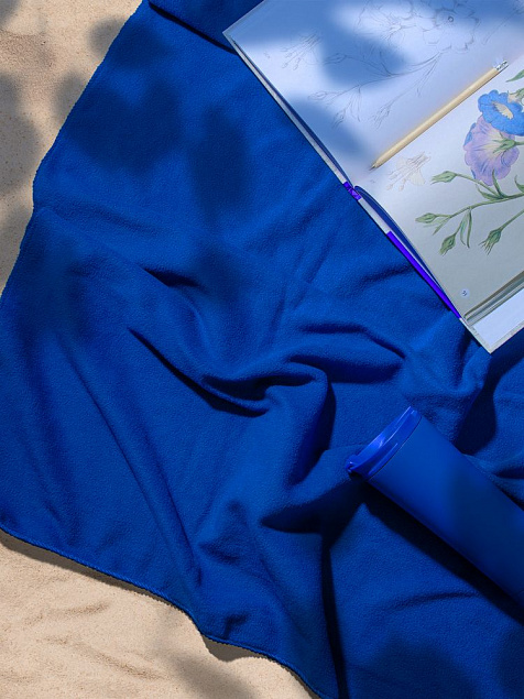Флисовый плед Warm&Peace, ярко-синий с логотипом в Балашихе заказать по выгодной цене в кибермаркете AvroraStore