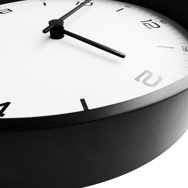 Часы настенные Weis, белые с черным с логотипом в Балашихе заказать по выгодной цене в кибермаркете AvroraStore