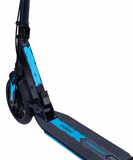 Самокат Trigger, черный с голубым с логотипом в Балашихе заказать по выгодной цене в кибермаркете AvroraStore