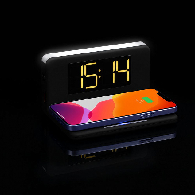 Часы настольные с беспроводным зарядным устройством Pitstop, черные с логотипом в Балашихе заказать по выгодной цене в кибермаркете AvroraStore