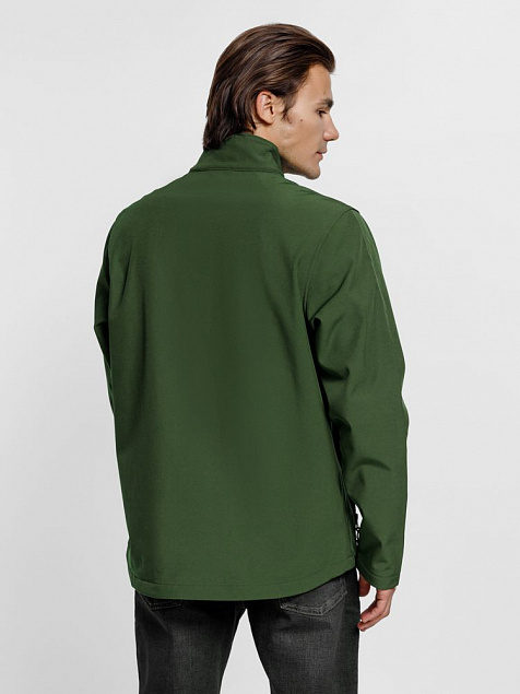 Куртка софтшелл мужская RACE MEN, темно-зеленая с логотипом в Балашихе заказать по выгодной цене в кибермаркете AvroraStore