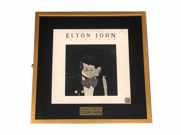 Пластинка с автографом Элтона Джона с логотипом в Балашихе заказать по выгодной цене в кибермаркете AvroraStore